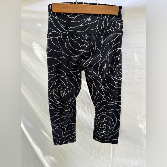Lululemon Athletica Women's Black and White Cropped  Leggings size 4 - Picture 3 of 4